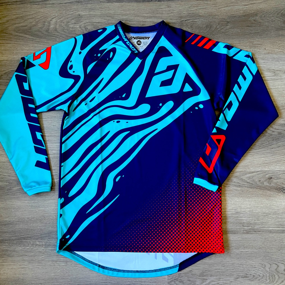 Answer size Xs men’s race shirt. Long sleeve. Like new. Worn once. Stretchy.
